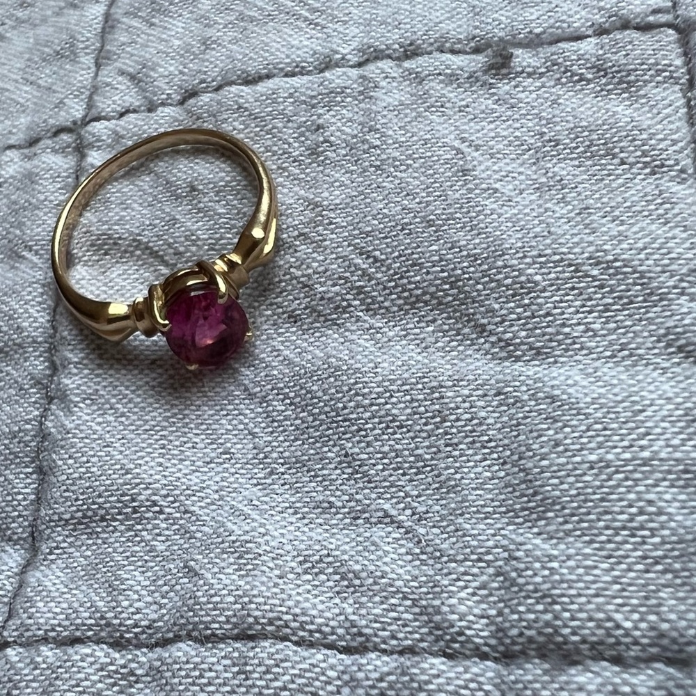 10k Gold Ring with Pink Gemstone - Women's Jewelry. READ DESCRIPTION